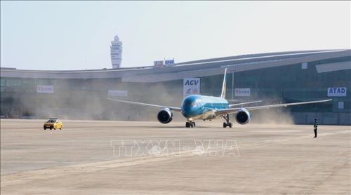 Chiếc máy bay thương mại đầu tiên đáp xuống Sân bay Long Thành đánh dấu cột mốc quan trọng trong việc hoàn thiện hạ tầng và kiểm tra kỹ thuật tại cảng hàng không lớn nhất Đông Nam Á. Ảnh: Sỹ Tuyên/TTXVN