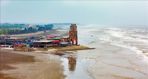 Bãi biển Nhà thờ đổ ở xã Hải Tiến (Ninh Bình).
