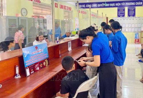 Đoàn viên, thanh niên tình nguyện hỗ trợ người dân đến làm các thủ tục hành chính tại xã Quan Sơn, tỉnh Lạng Sơn. Ảnh: Anh Tuấn/TTXVN