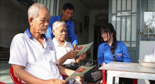 Đoàn viên, thanh niên xã Vĩnh Thuận Đông (thành phố Cần Thơ) phổ biến thông tin bầu cử đến đồng bào Khmer ấp 6B trong dịp tuyên truyền bầu cử đại biểu Quốc hội khóa XVI và HĐND các cấp nhiệm kỳ 2026 - 2031. Ảnh: Hồng Thái/TTXVN