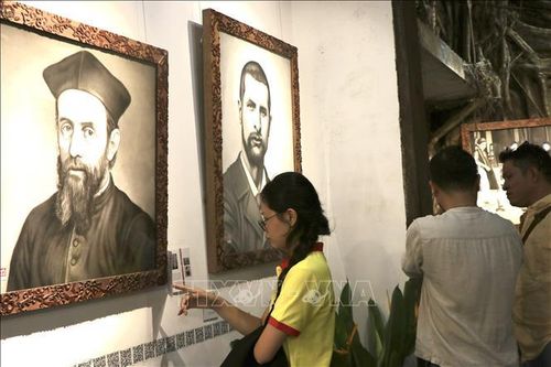 Tham quan triển lãm mỹ thuật “Mã hóa thời gian”.