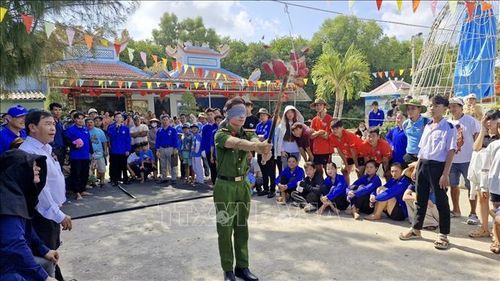 Các trò chơi dân gian đặc sắc thu hút được đông đảo mọi người cùng tham gia trong những ngày lễ hội.