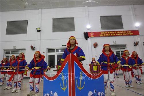 Học sinh phường Nam Trang tập luyện hò bả trạo để chuẩn bị tham gia các hội thi văn nghệ của tỉnh. Ảnh Đặng Tuấn/TTXVN