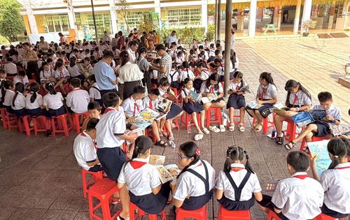 Các em học sinh Trường Tiểu học Tân Đông Hiệp say mê với các cuốn sách thuộc nhiều thể loại phong phú.