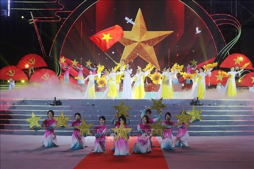 Văn nghệ chào mừng chương trình.
