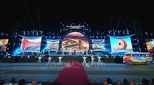 Đêm khai mạc quy mô lớn với sân khấu hiện đại, kết hợp công nghệ trình diễn ánh sáng, âm thanh và hiệu ứng thị giác ấn tượng. Ảnh: Hoa Mai/ TTXVN