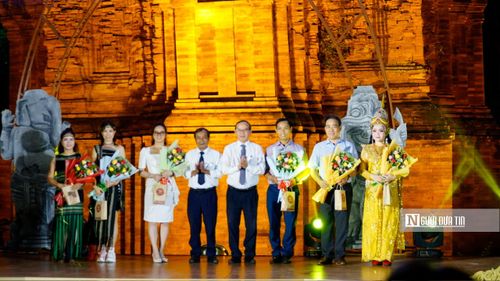 Lãnh đạo Sở tặng hoa cho các nghệ sĩ, nghệ nhân biểu diễn trong đêm khai mạc