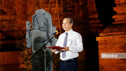 Ông Huỳnh Văn Lợi, Phó Giám đốc Sở Văn hóa, Thể thao và Du lịch tỉnh phát biểu khai mạc