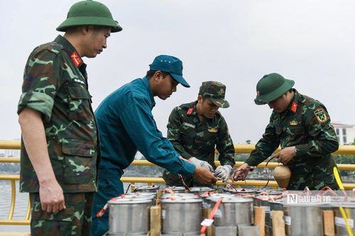 Các cụm pháo được bố trí theo từng vị trí, hệ thống dây dẫn và thiết bị điều khiển được đấu nối, kiểm tra kỹ lưỡng.