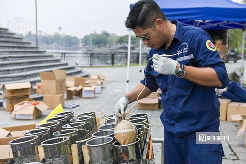 Cận cảnh quả pháo chuẩn bị đưa vào trận địa.