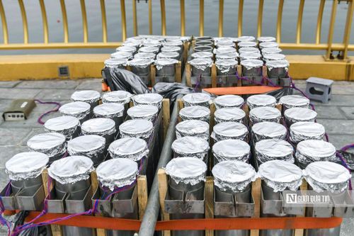 Các cụm pháo hoa được bố trí sẵn sàng tại khu vực cầu đi bộ Công viên Văn Lang.