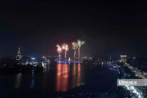 Đúng 21h30, bầu trời phường Việt Trì rực sáng bởi màn pháo hoa rực rỡ.