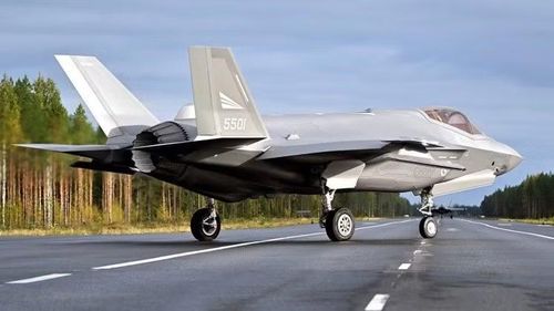 Máy bay F-35A của Không quân Hoàng gia Na Uy hoạt động trên đường cao tốc Phần Lan trong các cuộc tập trận chung. Ảnh: MW.