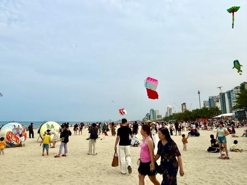 Các lễ hội thả diều, dù bay, chèo sup... đã chính thức khởi động.