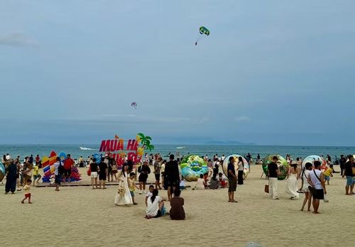 Biển Đà Nẵng tấp nập du khách.