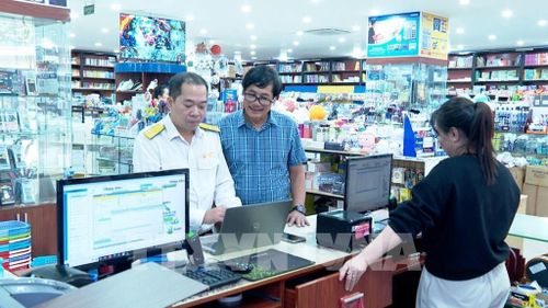 Cán bộ Thuế tỉnh Phú Thọ trực tiếp đến từng hộ kinh doanh để hướng dẫn người dân kê khai thuế. Ảnh: Nguyễn Thảo - TTXVN