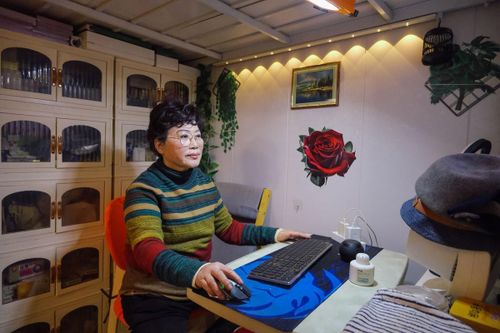 Bà Bao Yi ngồi trong “phòng máy tính” rộng 3 mét vuông.