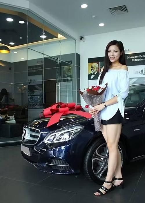Hoa hậu Kỳ Duyên bên chiếc Mercedes-Benz khi mới đạt danh hiệu hoa hậu Việt Nam 2014