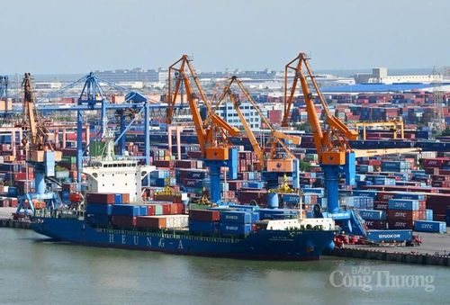 Tính đến ngày 15/4, tổng trị giá xuất nhập khẩu đạt 297,06 tỷ USD, tăng 24,5% so với cùng kỳ. Ảnh: Cấn Dũng