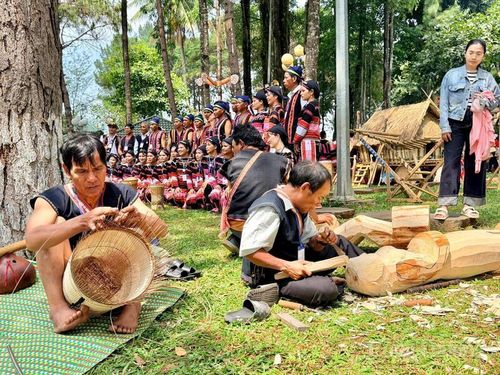 Nghệ nhân đan lát, tạc tượng tại Ngày hội văn hóa các dân tộc tỉnh Gia Lai.