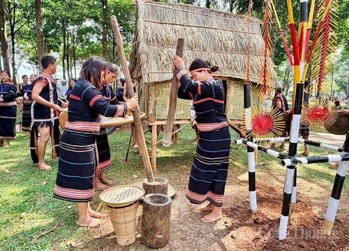Không gian văn hóa được tái hiện ngay tại không gian mở, giúp người xem không chỉ “xem” mà còn “chạm” vào văn hóa.
