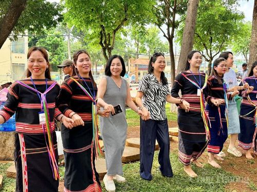Người dân, du khách có thể trực tiếp tham gia, trải nghiệm, trò chuyện, giao lưu nhảy múa cùng nghệ nhân, qua đó hiểu hơn về giá trị văn hóa truyền thống, những giá trị đang được gìn giữ và trao truyền qua nhiều thế hệ.