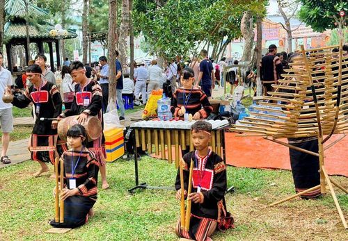 Các đoàn nghệ nhân nhí nhận được sự thu hút của người dân và du khách. 