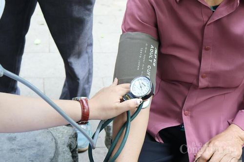 Nhân viên y tế có mặt tại các điểm hỗ trợ, kiểm tra sức khỏe cho du khách. Ảnh: Phương Hà, Thúy Hường