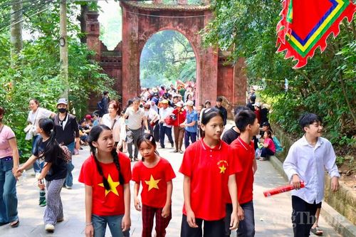 Ngày 25/4 (trước chính lễ Giỗ Tổ Hùng Vương một ngày), dòng người tấp nập đổ về Đền Hùng.