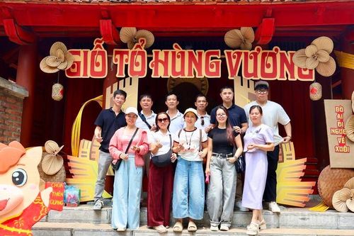 Du khách chụp ảnh lưu niệm tại không gian trưng bày chủ đề Giỗ Tổ Hùng Vương.