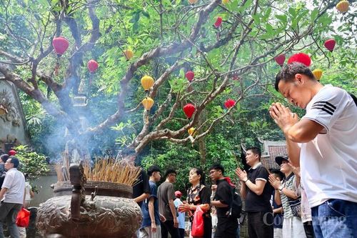 Người dân thành kính dâng hương tại các điểm hành lễ chính như đền Hạ, đền Trung và đền Thượng.
