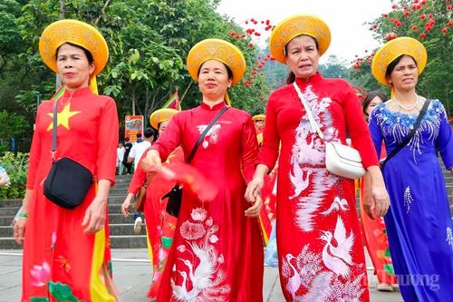 Người dân xúng xính váy áo, khuôn mặt rạng rỡ hòa mình vào không khí lễ hội.