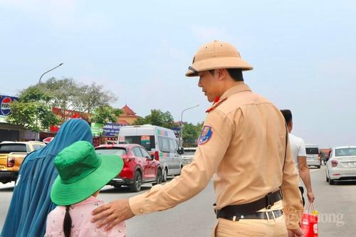 Lực lượng chức năng luôn túc trực các khu vực để phân luồng giao thông, phát nước miễn phí và hướng dẫn du khách đảm bảo trật tự, an toàn.