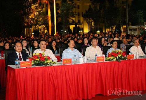 Đại biểu tham dự lễ khai mạc.