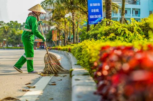 Nhân viên vệ sinh môi trường liên tục làm việc, giữ gìn cảnh quan đường phố, sẵn sàng đón du khách về với Sầm Sơn.