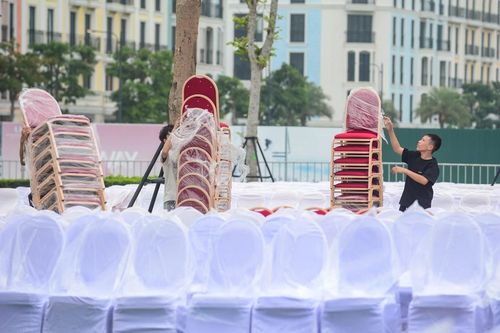 Ban tổ chức gấp rút hoàn thiện khâu bố trí ghế ngồi, chỉnh trang không gian tại Quảng trường biển Sầm Sơn, sẵn sàng phục vụ Lễ hội du lịch biển Sầm Sơn 2026.