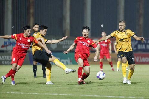 Ở lượt đi, hai đội hòa nhau với tỉ số 2-2.