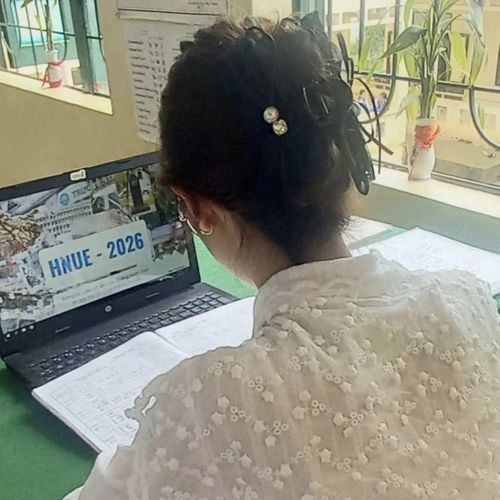 Cô giáo N.H (Trường THCS Yên Thắng) dành thời gian cho công việc, lựa chọn chưa vội kết hôn khi sự nghiệp còn đang trong giai đoạn ổn định.