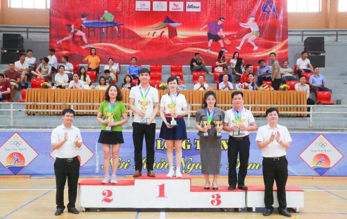 Ban Tổ chức trao giải nội dung đôi nam - nữ pickleball.