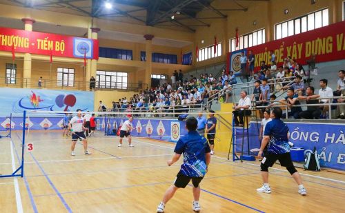 Các VĐV thi đấu nội dung đôi nam dưới 46 tuổi môn cầu lông.