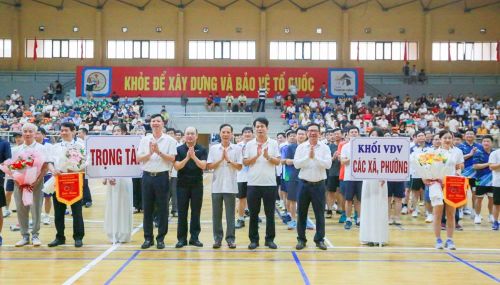 Đồng chí Đào Xuân Yên, Ủy viên Ban Thường vụ, Trưởng Ban Tuyên giáo và Dân vận Tỉnh ủy cùng các đồng chí lãnh đạo tặng cờ lưu niệm cho các đơn vị tham dự giải.