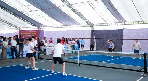 Các VĐV tranh tài quyết liệt trên sân pickleball.