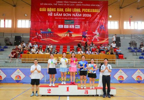 Phó Bí thư Thường trực Tỉnh ủy, Chủ tịch HĐND tỉnh Nguyễn Hồng Phong; Giám đốc Sở Văn hóa, Thể thao và Du lịch Lê Văn Trung trao giải nội dung đôi nữ pickleball.