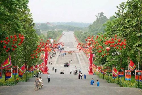 Mỗi độ tháng ba (âm lịch) người Việt lại về đất Tổ, thăm khu di tích Đền Hùng.