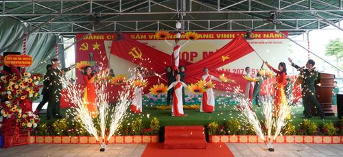 Chương trình văn nghệ với chủ đề “U Minh vùng đất anh hùng” tại buổi họp mặt.