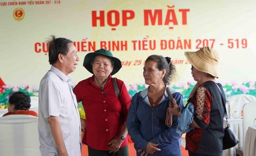Các đại biểu thăm hỏi, trò chuyện tại họp mặt.