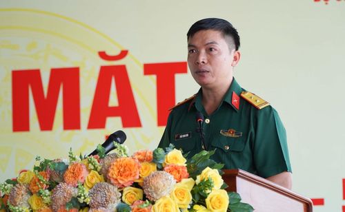 Chính ủy Trung đoàn 893 phát biểu báo cáo tình hình thực hiện nhiệm vụ của Tiểu đoàn 207, 519 trong giai đoạn hiện nay.