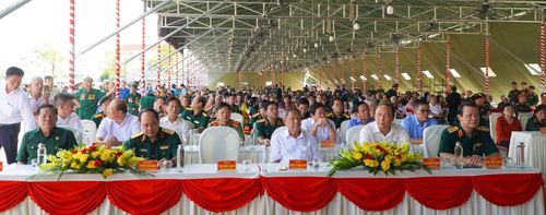 Từ phải qua: Trung tướng Hồ Văn Thái, Bí thư Đảng ủy, Chính ủy Quân khu 9; đồng chí Lâm Minh Thành, Phó Bí thư Tỉnh ủy An Giang cùng các đại biểu dự họp mặt.