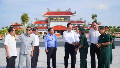 Đồng chí Nguyễn Tấn Dũng gặp gỡ các đại biểu, cựu chiến tại buổi họp mặt.