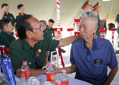 Buổi họp mặt diễn ra trong không khí ấm tình đồng chí, đồng đội.